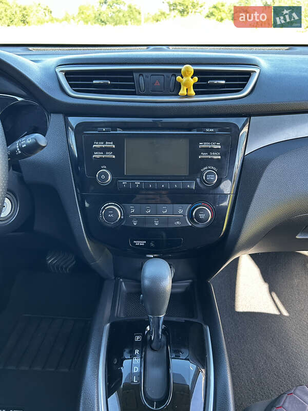 Внедорожник / Кроссовер Nissan Rogue 2016 в Новоднестровске