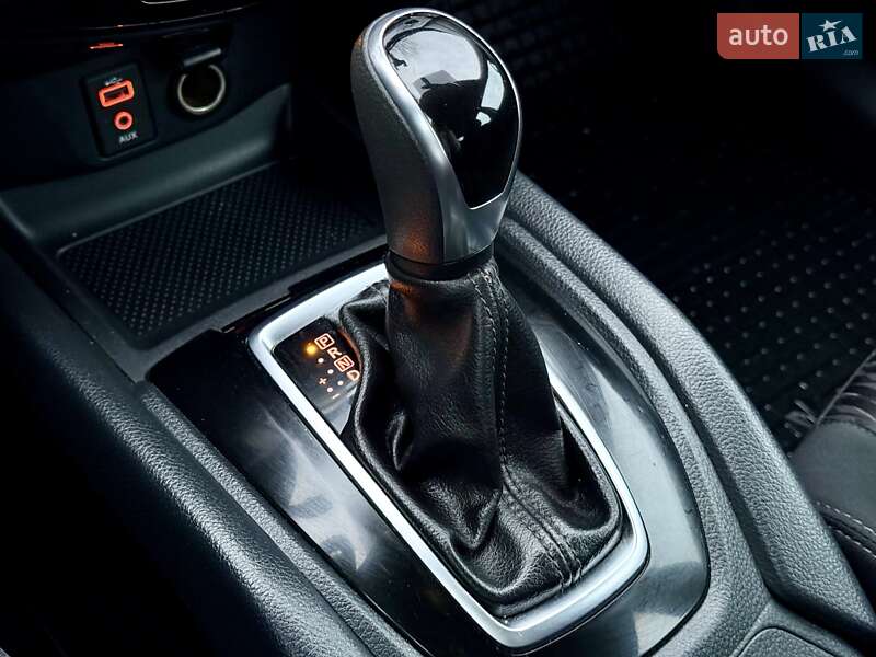 Внедорожник / Кроссовер Nissan Rogue 2016 в Харькове