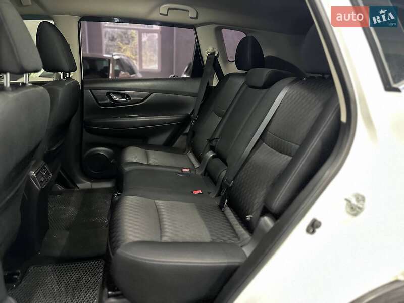 Внедорожник / Кроссовер Nissan Rogue 2017 в Каменском