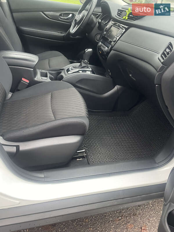 Внедорожник / Кроссовер Nissan Rogue 2018 в Ромнах