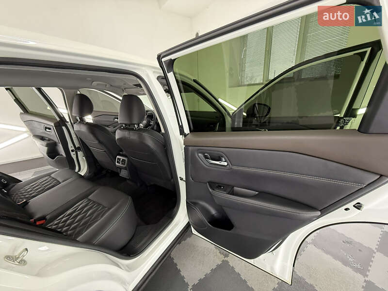 Позашляховик / Кросовер Nissan Rogue 2023 в Трускавці