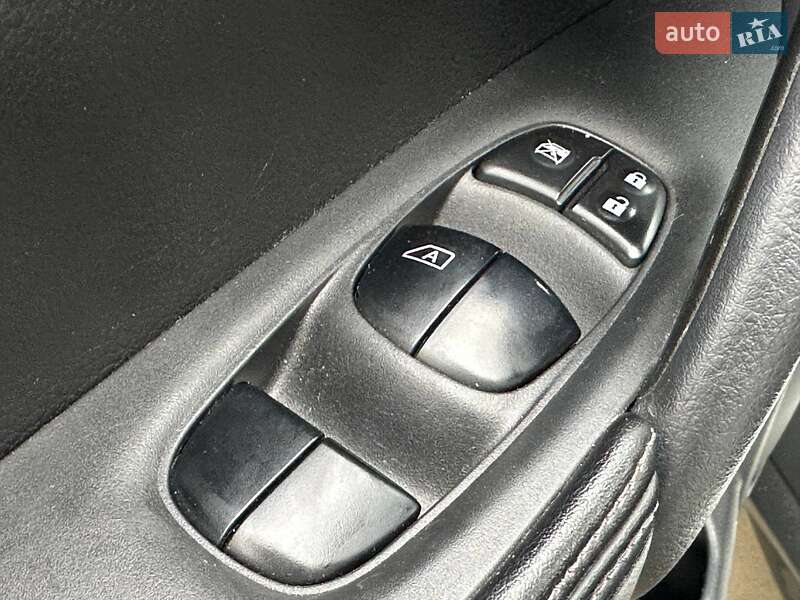 Внедорожник / Кроссовер Nissan Rogue 2017 в Киеве