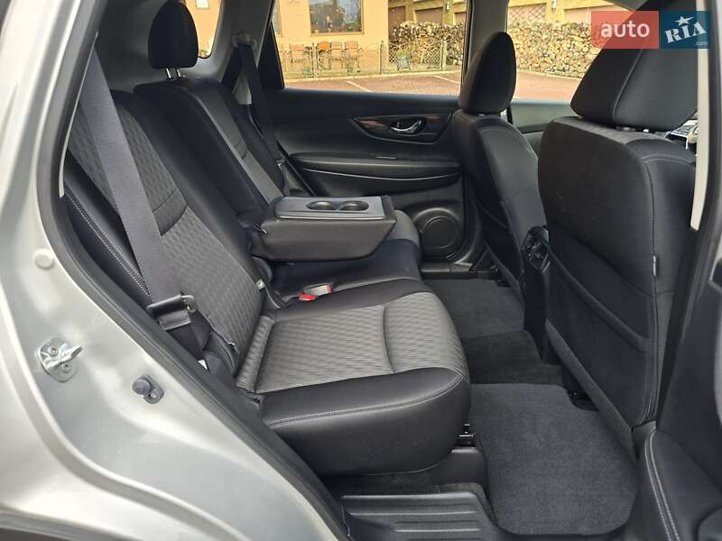 Позашляховик / Кросовер Nissan Rogue 2017 в Мукачевому