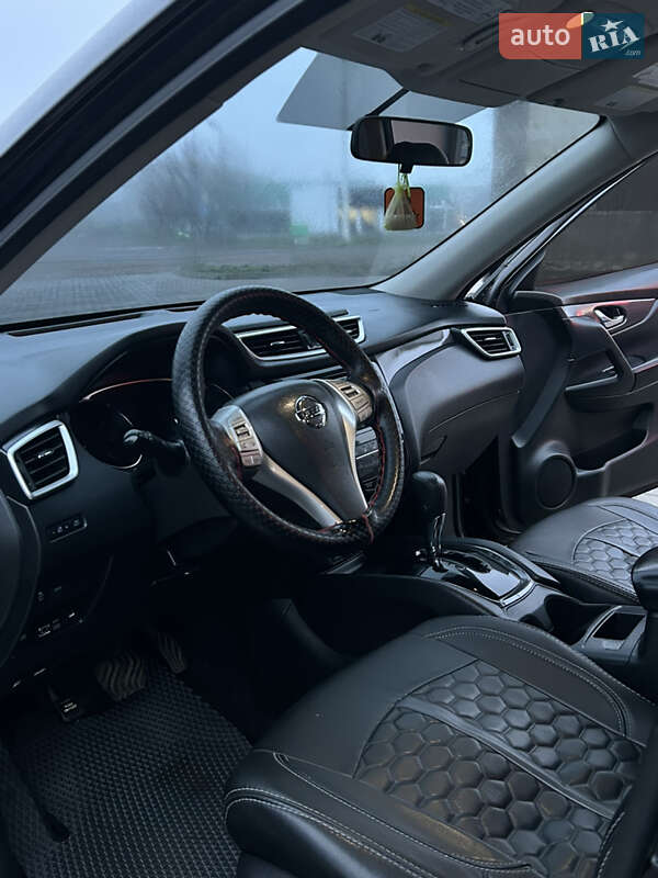 Внедорожник / Кроссовер Nissan Rogue 2016 в Вознесенске