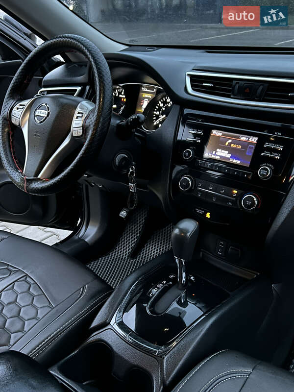 Внедорожник / Кроссовер Nissan Rogue 2016 в Вознесенске