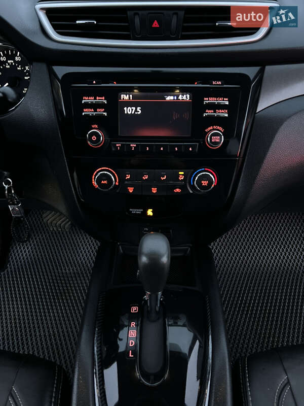 Внедорожник / Кроссовер Nissan Rogue 2016 в Вознесенске