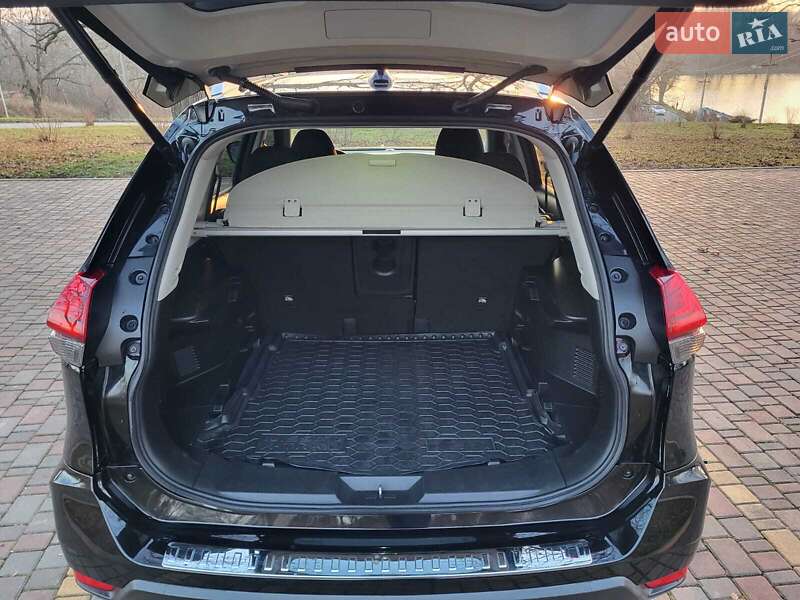 Внедорожник / Кроссовер Nissan Rogue 2017 в Кропивницком