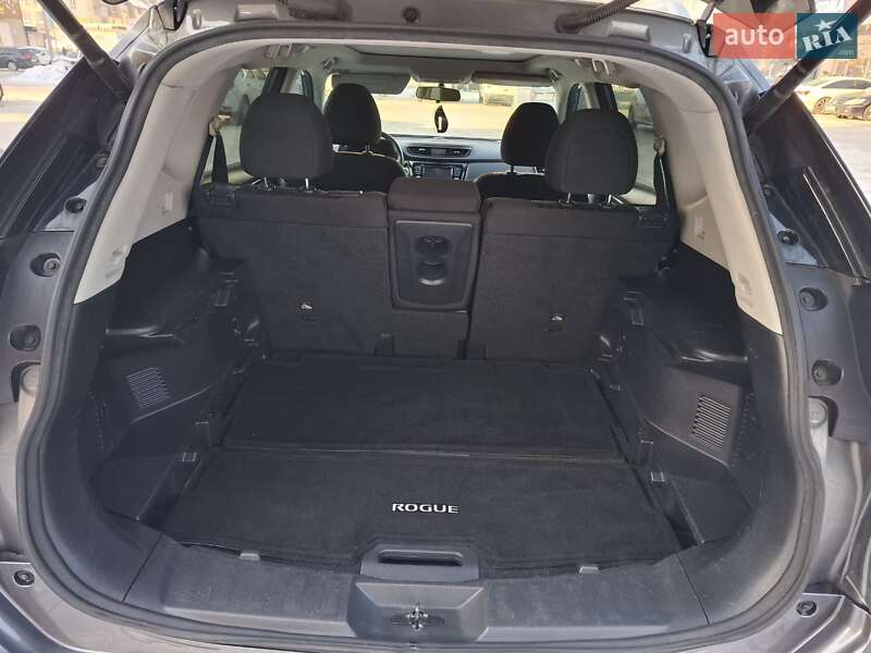 Внедорожник / Кроссовер Nissan Rogue 2016 в Вишневом