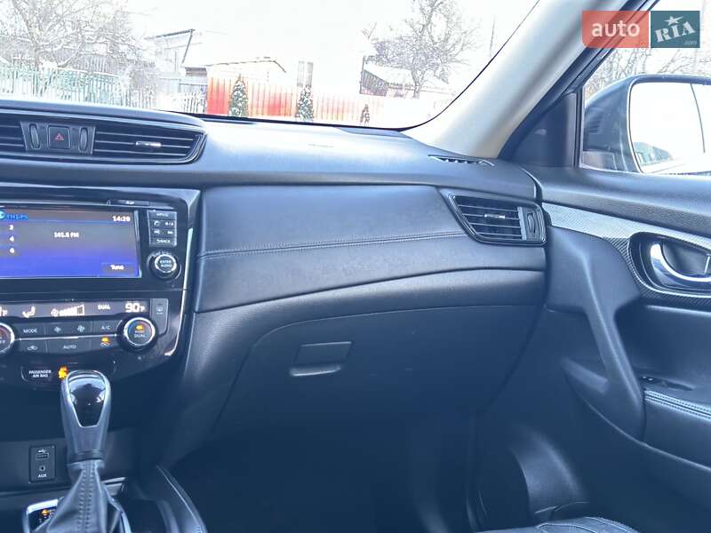 Внедорожник / Кроссовер Nissan Rogue 2016 в Хороле