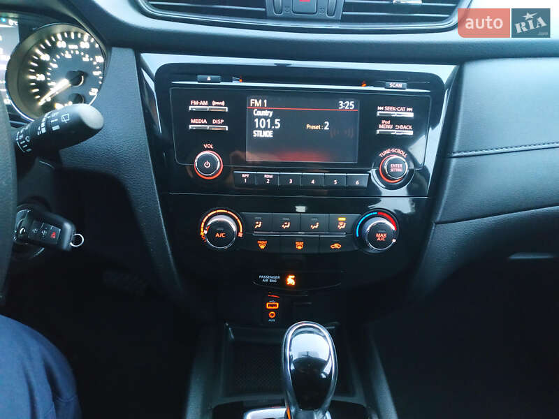 Внедорожник / Кроссовер Nissan Rogue 2017 в Змиеве