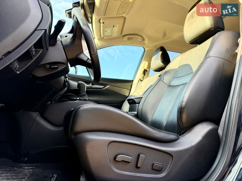 Внедорожник / Кроссовер Nissan Rogue 2017 в Львове