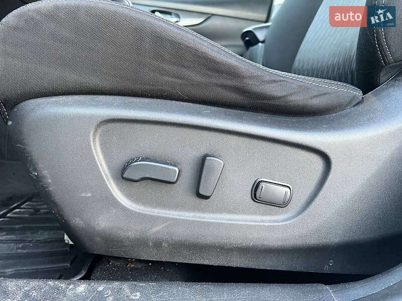 Позашляховик / Кросовер Nissan Rogue 2018 в Львові