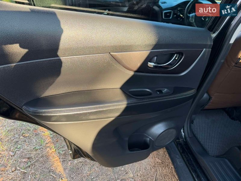 Позашляховик / Кросовер Nissan Rogue 2015 в Новояворівську