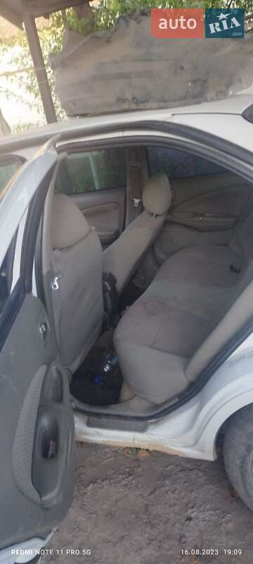 Седан Nissan Sentra 2004 в Дніпрі