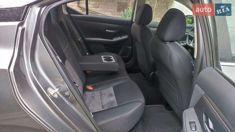 Седан Nissan Sentra 2020 в Ровно