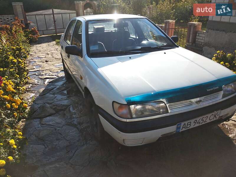 Седан Nissan Sunny 1993 в Тростянце