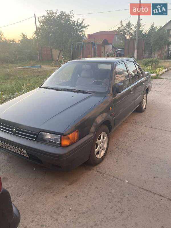 Седан Nissan Sunny 1989 в Шепетівці
