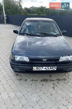 Седан Nissan Sunny 1992 в Сторожинце