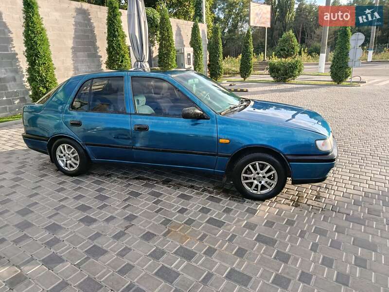 Седан Nissan Sunny 1995 в Кропивницькому