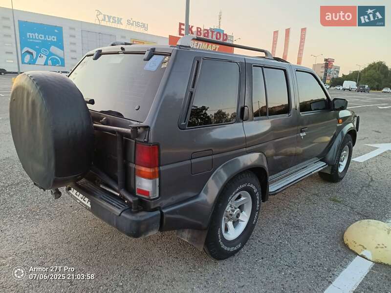 Позашляховик / Кросовер Nissan Terrano 1988 в Чернівцях