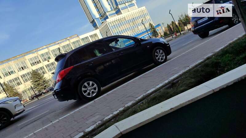 Хэтчбек Nissan TIIDA 2011 в Ивано-Франковске