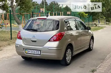 Nissan TIIDA 2011