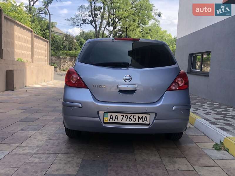 Хэтчбек Nissan TIIDA 2011 в Обухове