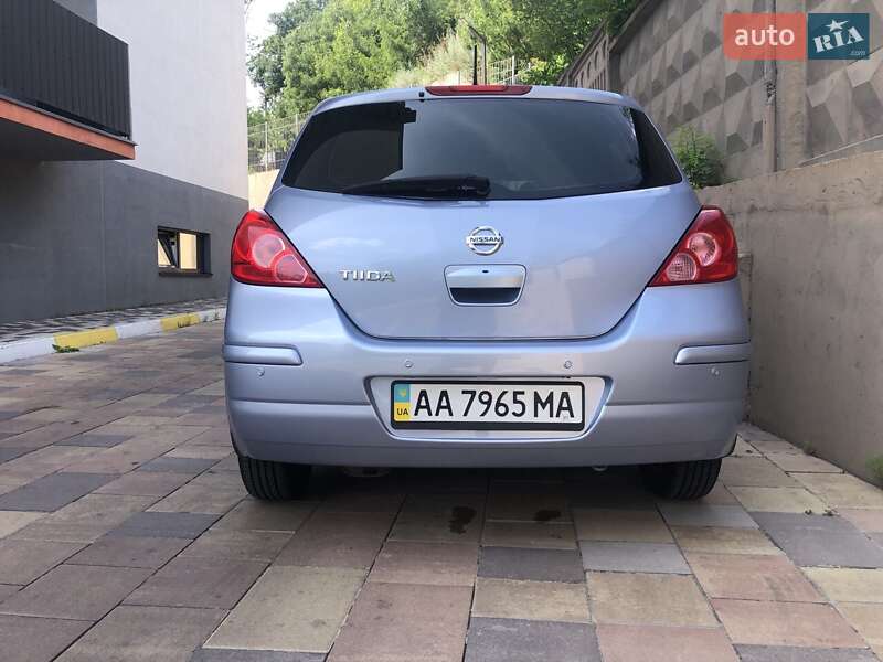 Хэтчбек Nissan TIIDA 2011 в Обухове