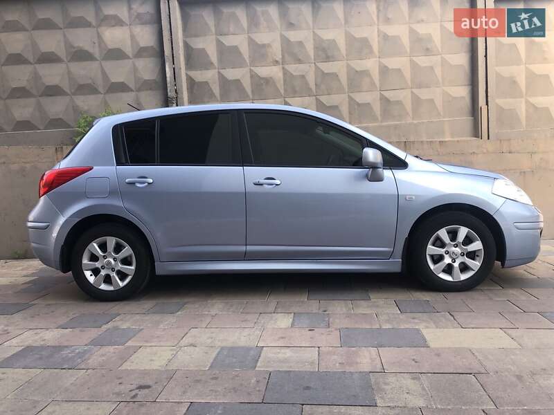 Хэтчбек Nissan TIIDA 2011 в Обухове