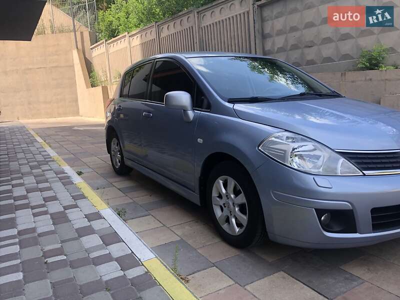 Хэтчбек Nissan TIIDA 2011 в Обухове