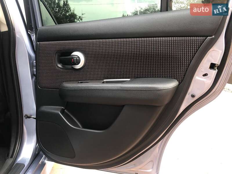 Хэтчбек Nissan TIIDA 2011 в Обухове