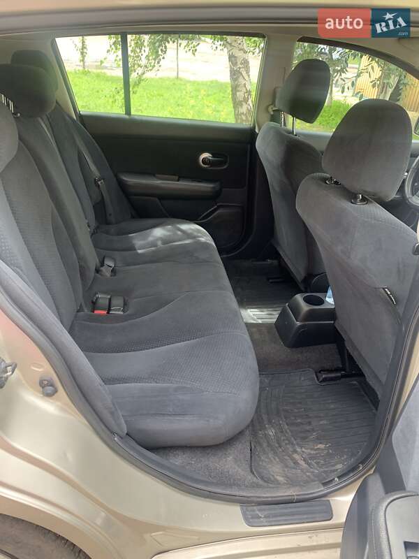 Хетчбек Nissan TIIDA 2010 в Шептицькому