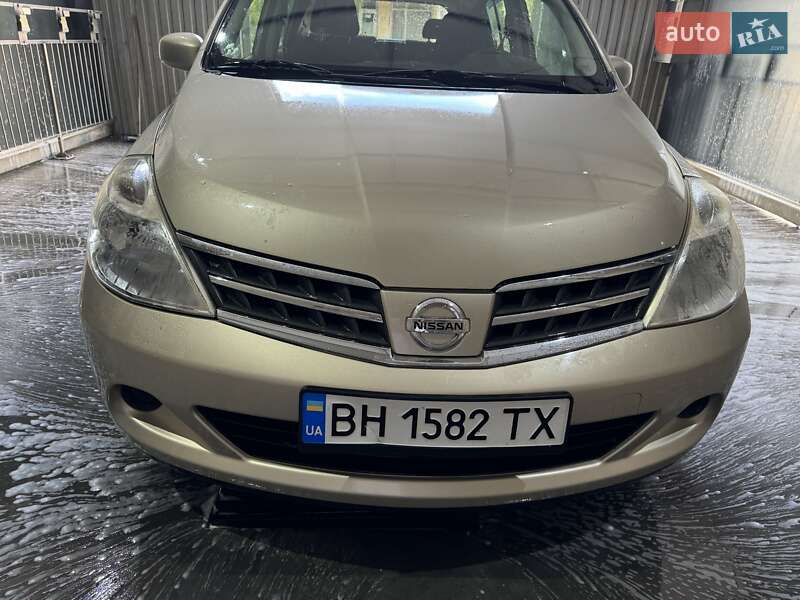 Хетчбек Nissan TIIDA 2012 в Рені