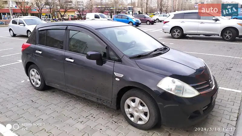 Nissan TIIDA 2011
