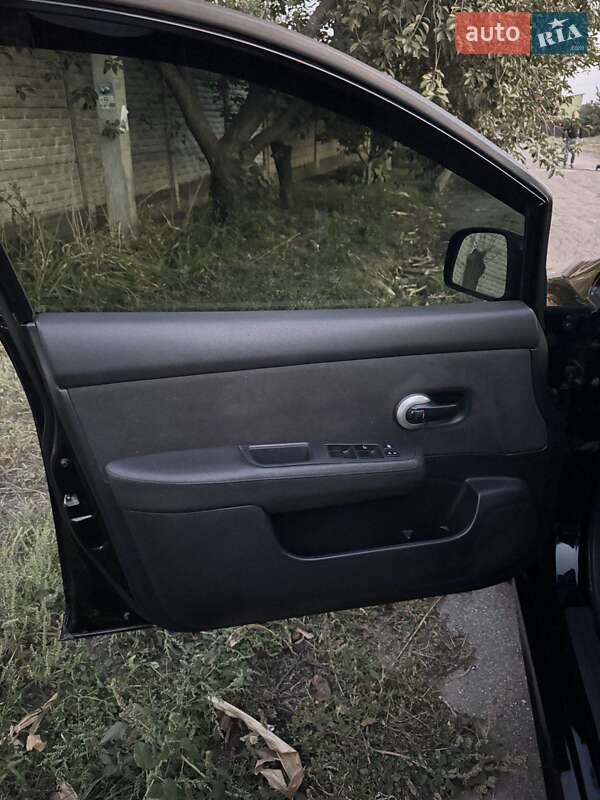 Хетчбек Nissan TIIDA 2012 в Кам'янському