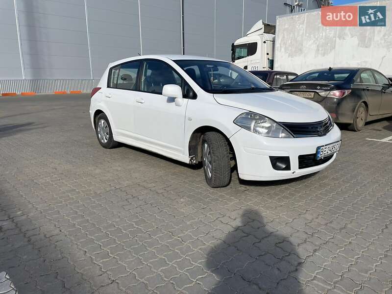 Nissan TIIDA 2011