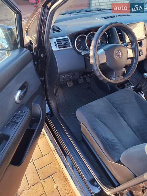 Хэтчбек Nissan TIIDA 2012 в Липовце