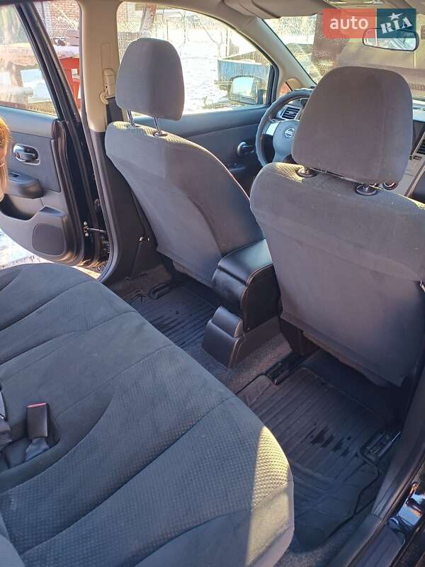 Хэтчбек Nissan TIIDA 2012 в Липовце