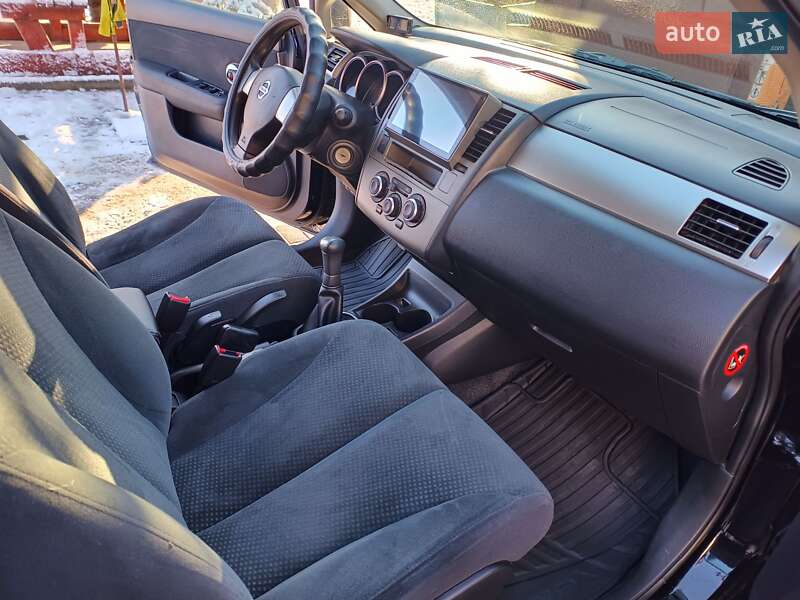 Хэтчбек Nissan TIIDA 2012 в Липовце