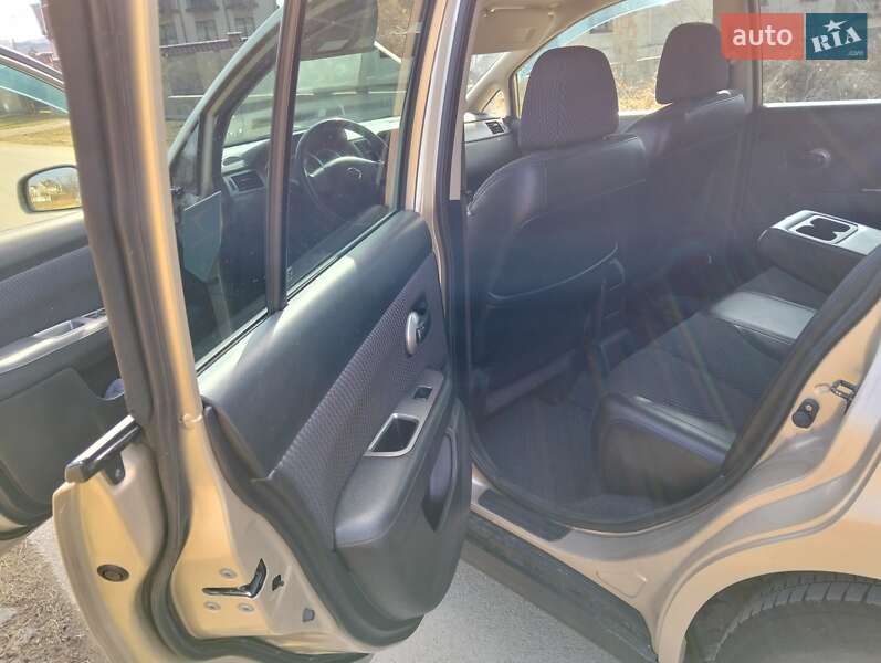 Хетчбек Nissan TIIDA 2012 в Івано-Франківську