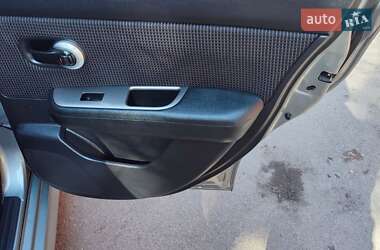 Хетчбек Nissan TIIDA 2011 в 