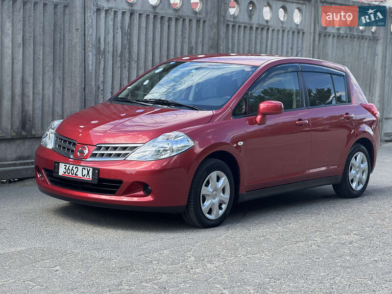 Nissan TIIDA 2011