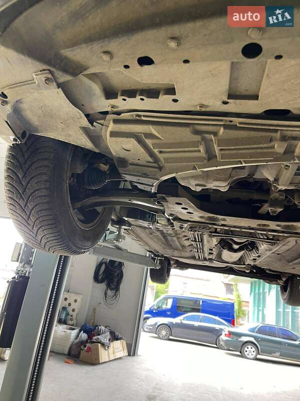 Хетчбек Nissan TIIDA 2009 в Рокитному