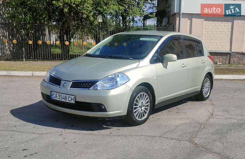 Хэтчбек Nissan TIIDA 2008 в 