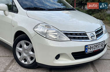 Хетчбек Nissan TIIDA 2011 в 
