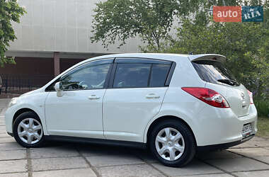 Хетчбек Nissan TIIDA 2011 в 