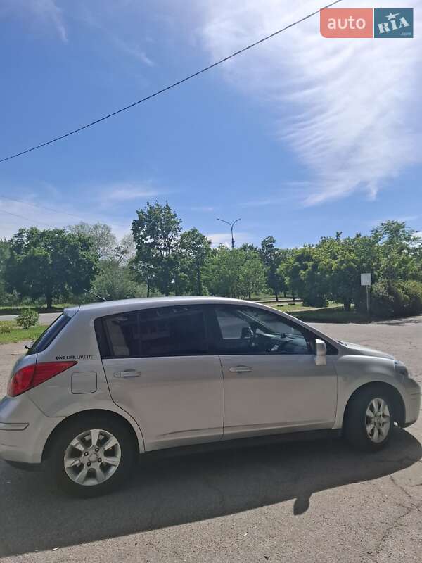 Хэтчбек Nissan TIIDA 2010 в Каменском
