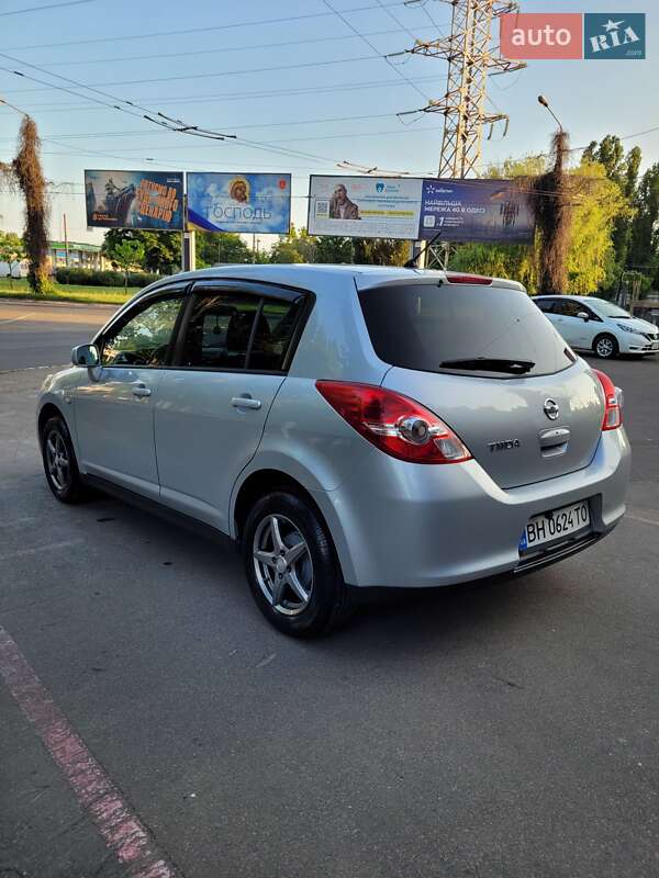 Хэтчбек Nissan TIIDA 2010 в Одессе