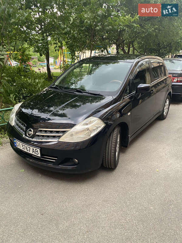 Хэтчбек Nissan TIIDA 2011 в 