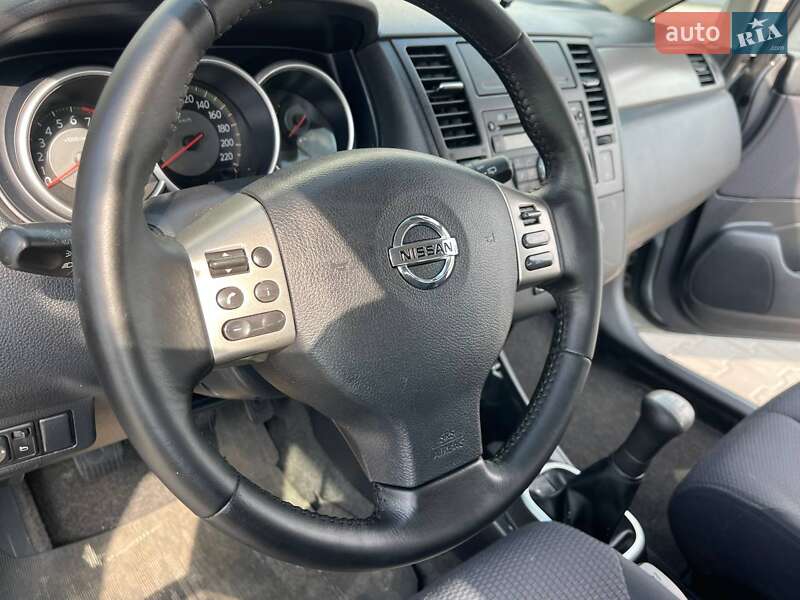 Хетчбек Nissan TIIDA 2009 в Рокитному
